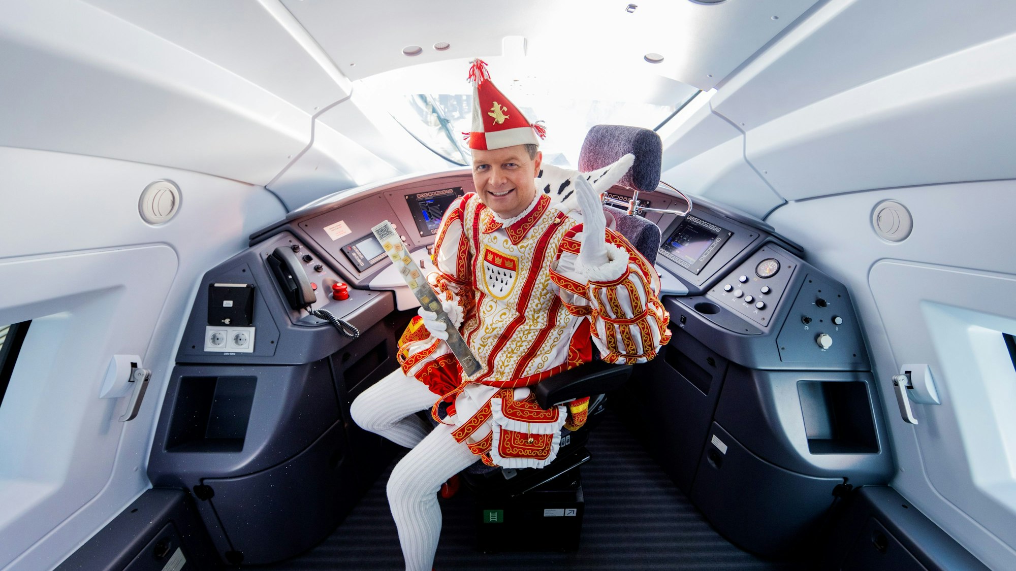 Prinz Boris I. sitzt im Ornat im Führerstand des Lokführers.