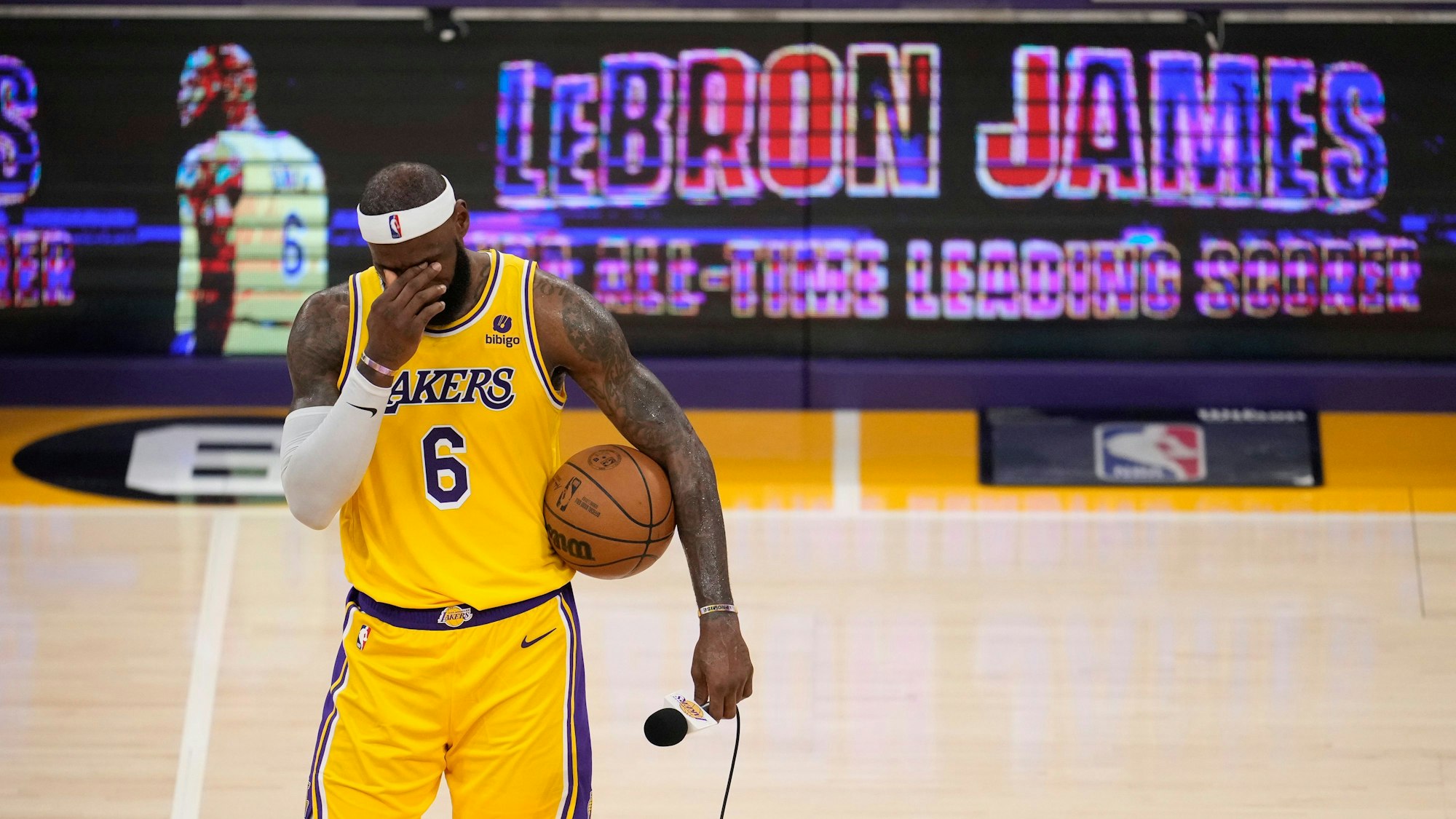LeBron James der Los Angeles Lakers, reagiert vor dem Publikum nach seinem Treffer, mit dem er den Punkterekord in der NBA gebrochen hat.