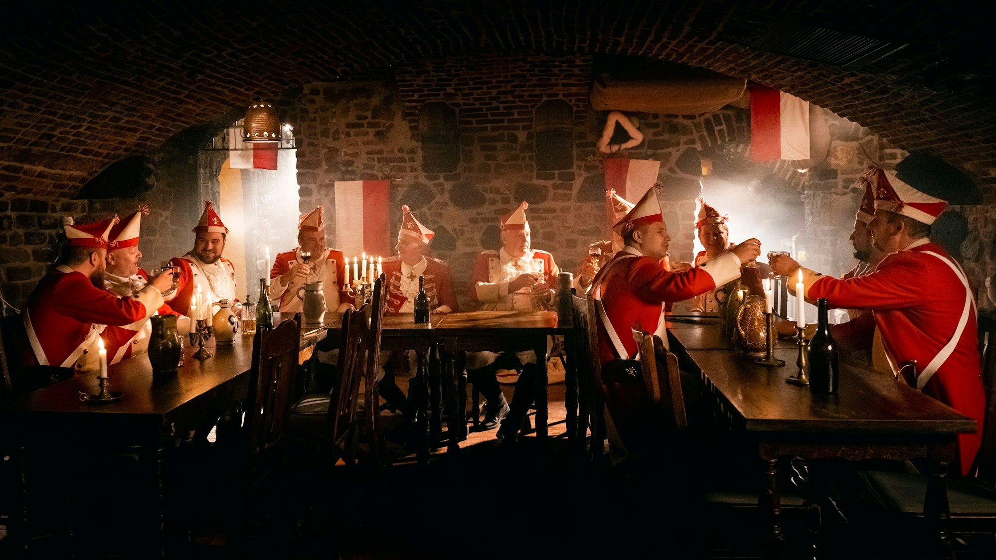 Die Roten Funken während einer Mitgliederversammlung in einem Kölner Gewölbe