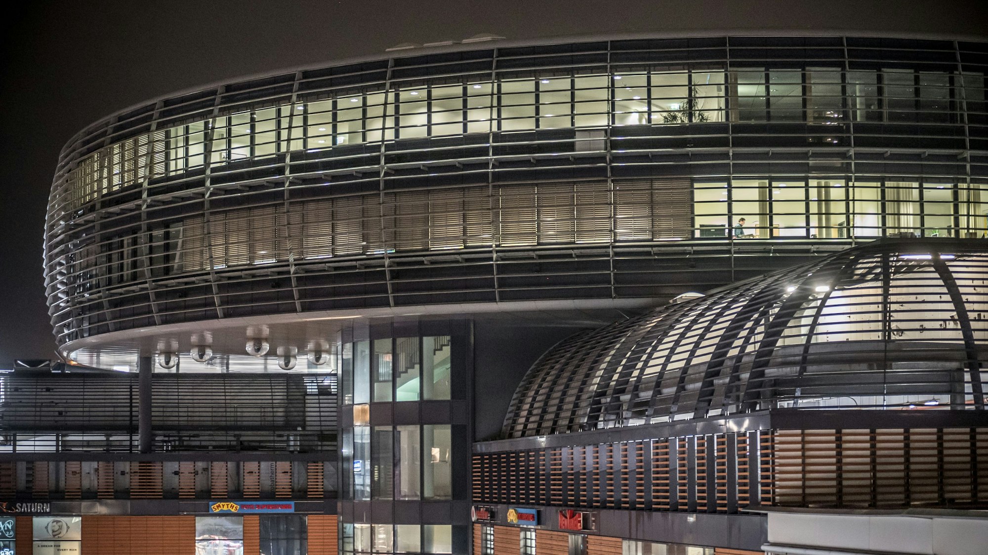 Blick auf das erleuchtete Rathaus in Wiesdorf