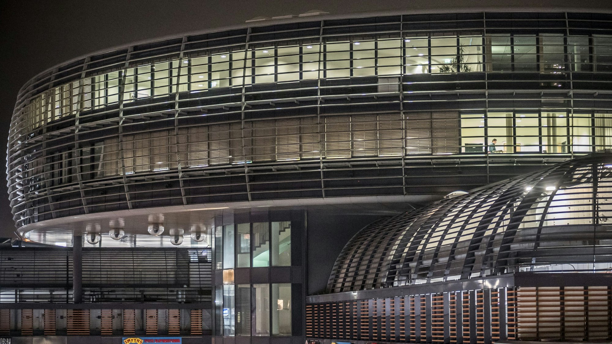 Das Leverkusener Rathaus am Abend