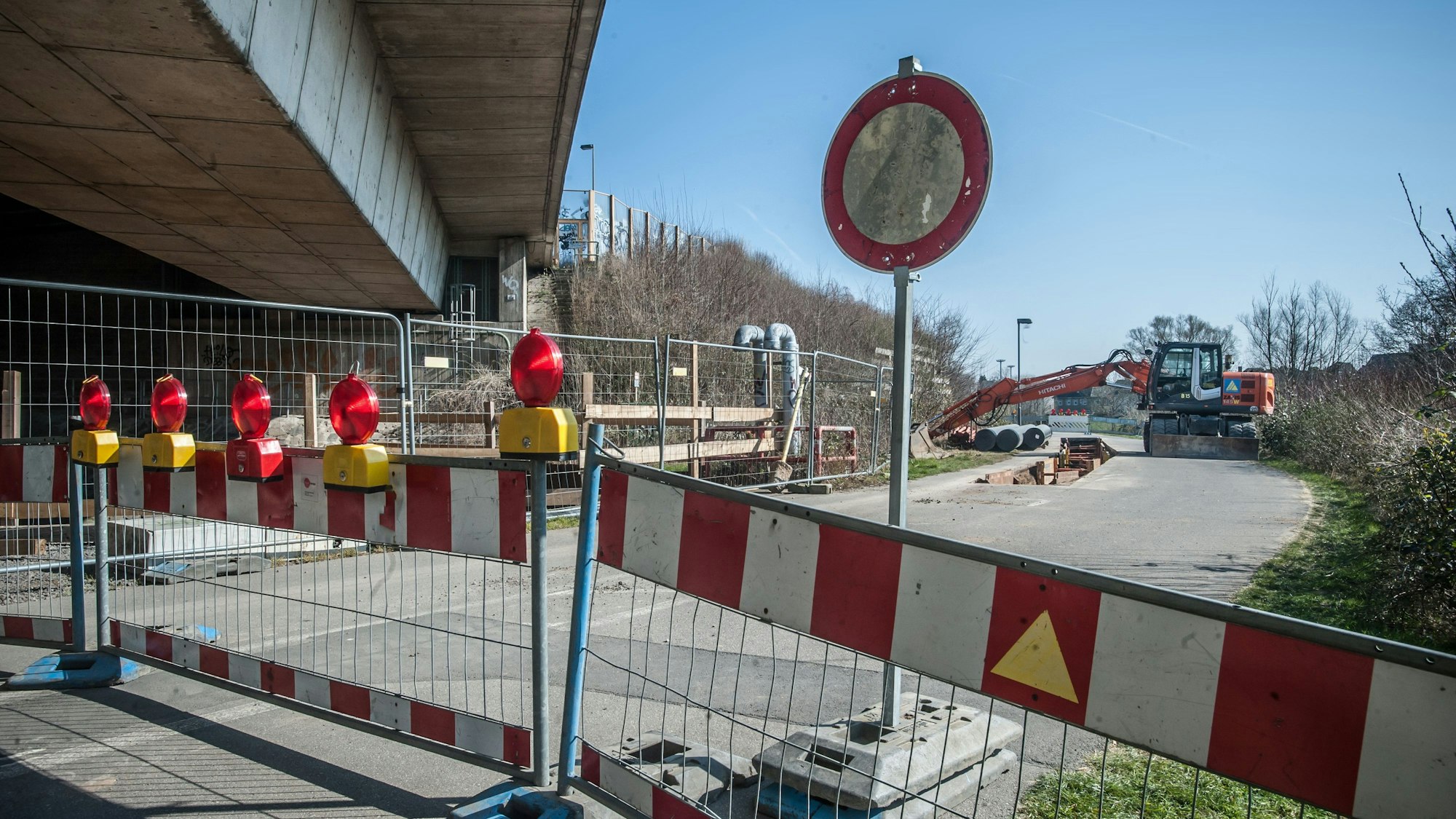 Absperrgitter und ein Schild „Durchfahrt verboten“ auf dem Dhünnradweg an der A1.