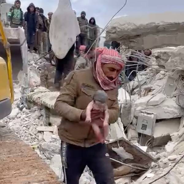 08.02.2023, Syrien, Jinderis: Ein Retter trägt ein neugeborenes Mädchen, nachdem er es aus Trümmern befreit hat. Bewohner der nordwestsyrischen Stadt entdeckten das schreiende Kind, dessen Mutter es unter den Trümmern eines fünfstöckigen Wohnhauses, das durch das verheerende Erdbeben zerstört wurde, geboren hatte, wie Verwandte und ein Arzt berichten (bestmögliche Qualität). Foto: Uncredited/Verified UGC/AP/dpa +++ dpa-Bildfunk +++