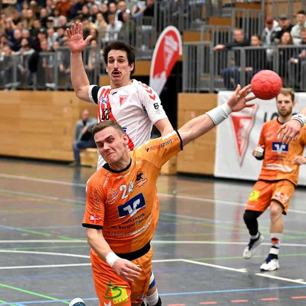 18.11.2022-Handball-Longerich-Bergische Panther
vorne: Henrik Heider (Panther)
hinten: Christopher Wolf (Longerich)
Foto: Uli Herhaus