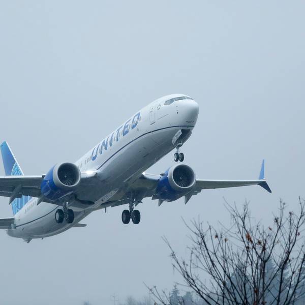 Ein United Airlines Boeing 737 Max Flugzeug startet im Regen auf Renton Municipal Airport.
