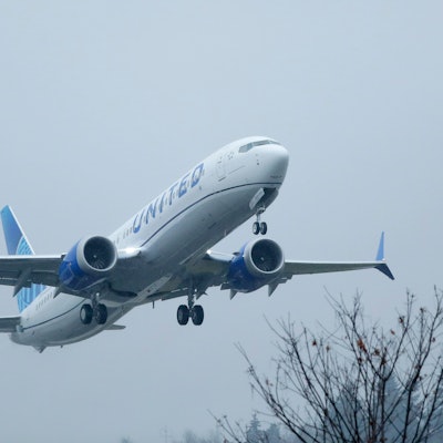 Ein United Airlines Boeing 737 Max Flugzeug startet im Regen auf Renton Municipal Airport.