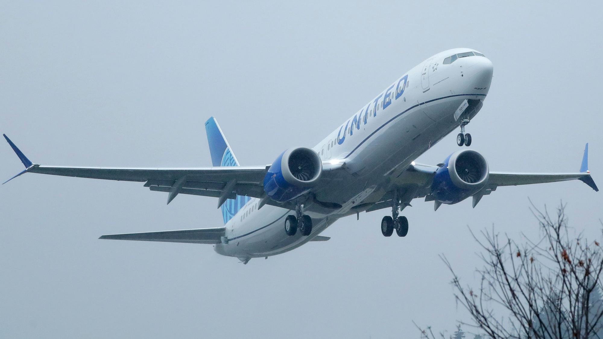 Ein United Airlines Boeing 737 Max Flugzeug startet im Regen auf Renton Municipal Airport.