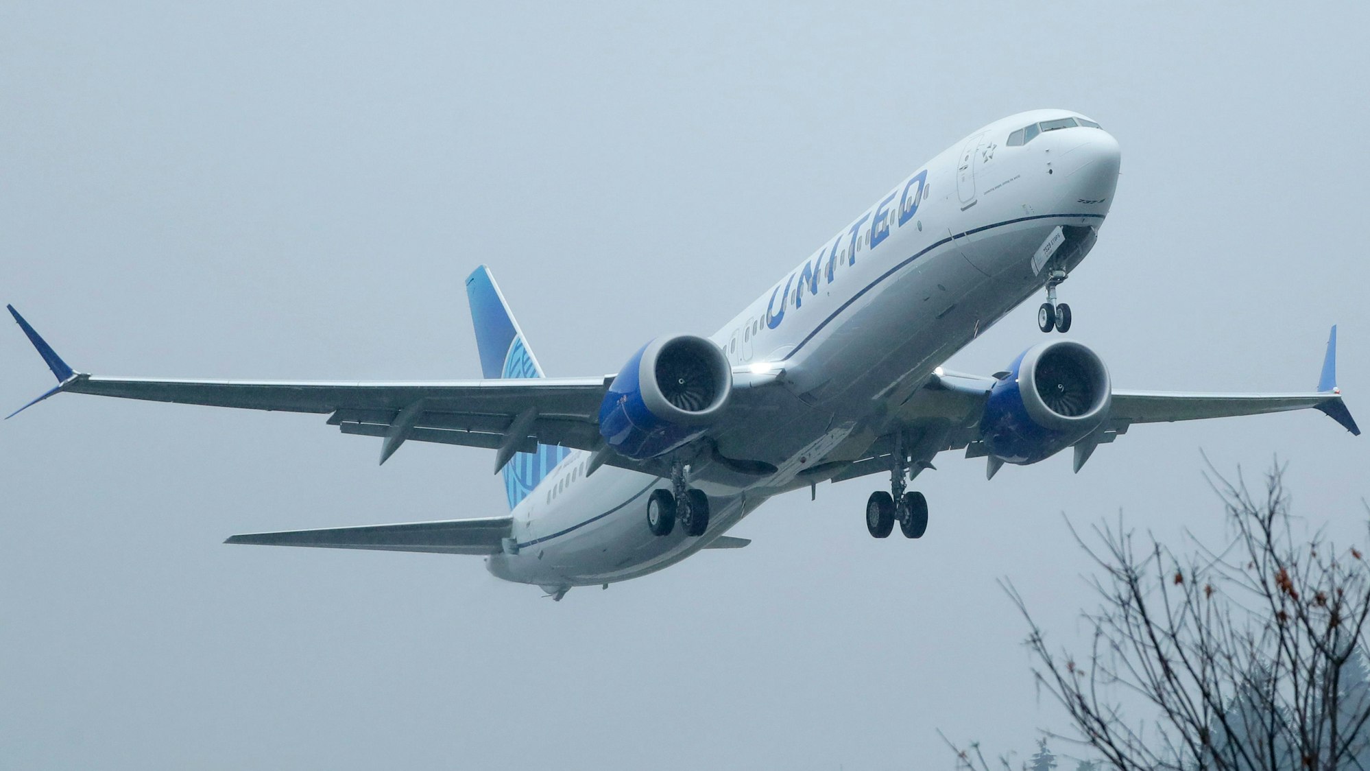 Ein United Airlines Boeing 737 Max Flugzeug startet im Regen auf Renton Municipal Airport.