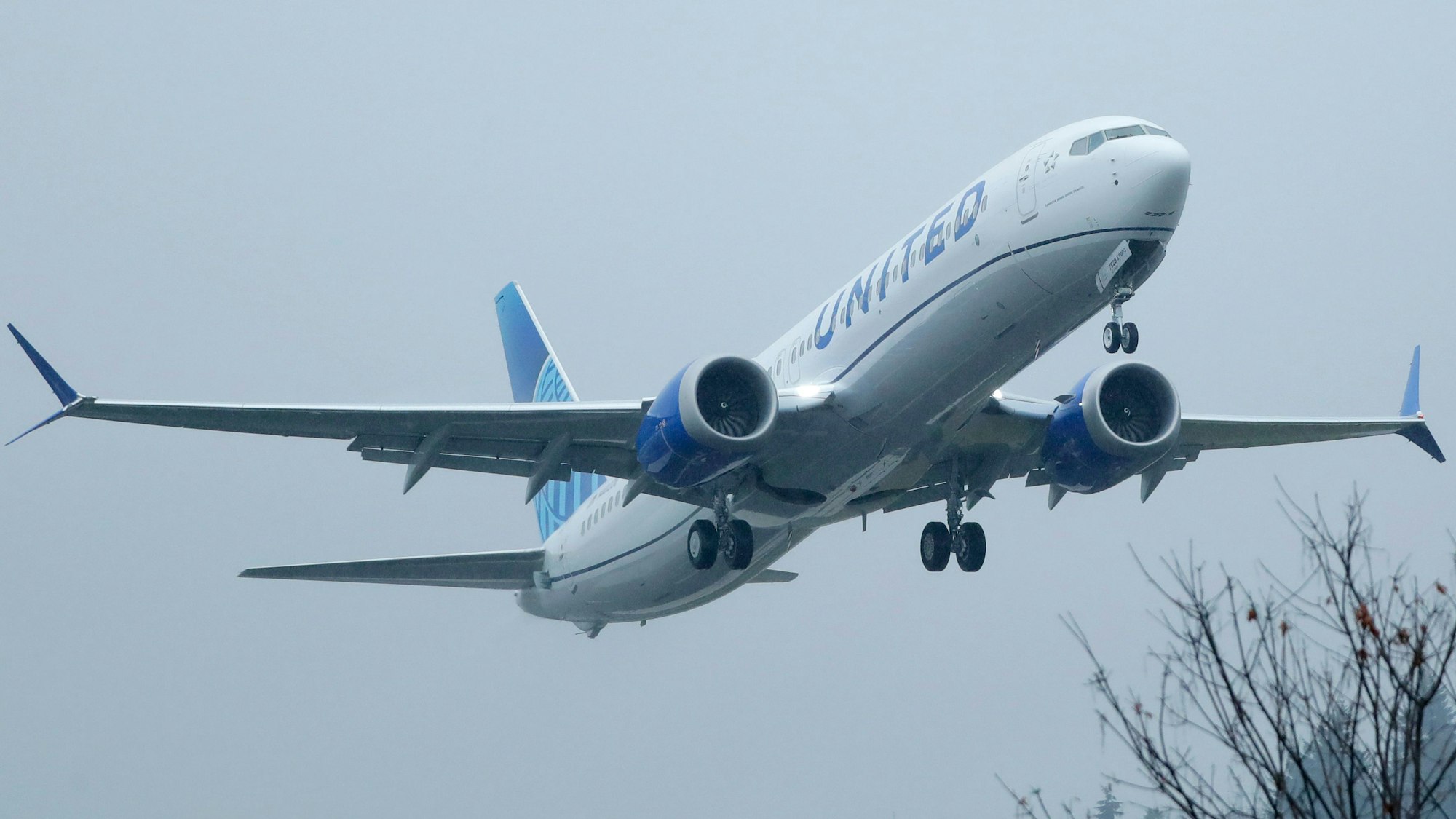 Ein United Airlines Boeing 737 Max Flugzeug startet im Regen auf Renton Municipal Airport.