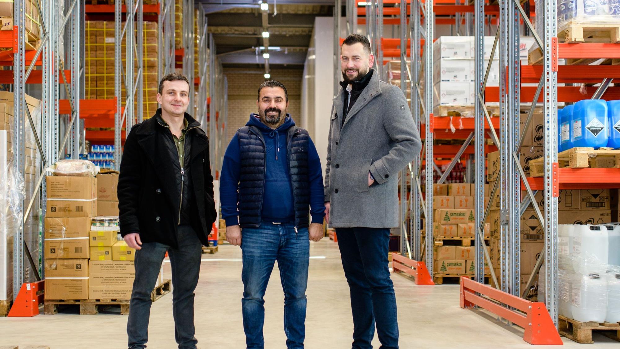 Geschäftsführer Canan Karadag (m.) mit Kai Kröger (r.), Geschäftsbereichsleiter Unternehmen und Investoren bei KölnBusiness, und Sascha Maschinski, Mitarbeiter des Unternehmensservice bei KölnBusiness (l.)