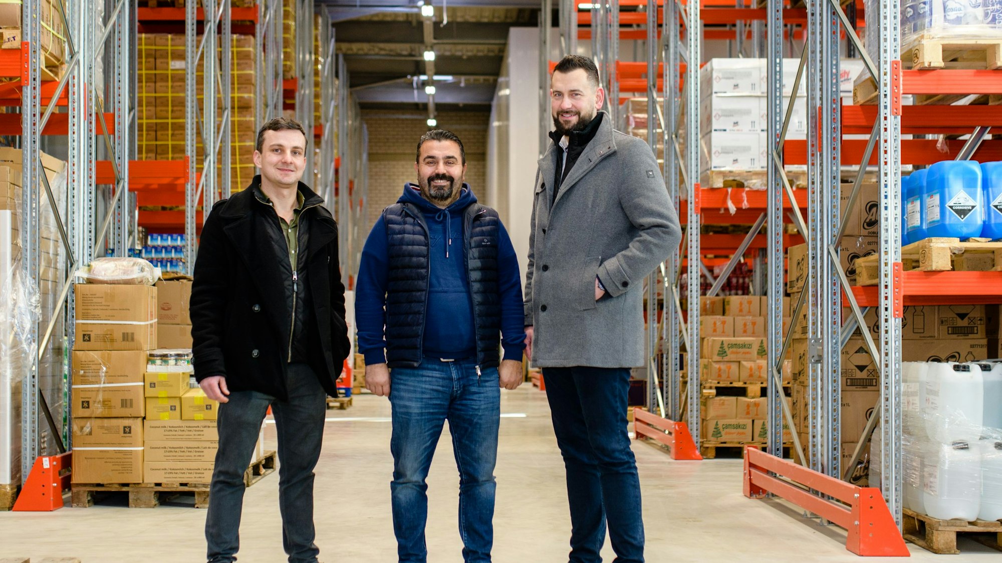 Geschäftsführer Canan Karadag (m.) mit Kai Kröger (r.), Geschäftsbereichsleiter Unternehmen und Investoren bei KölnBusiness, und Sascha Maschinski, Mitarbeiter des Unternehmensservice bei KölnBusiness (l.)
