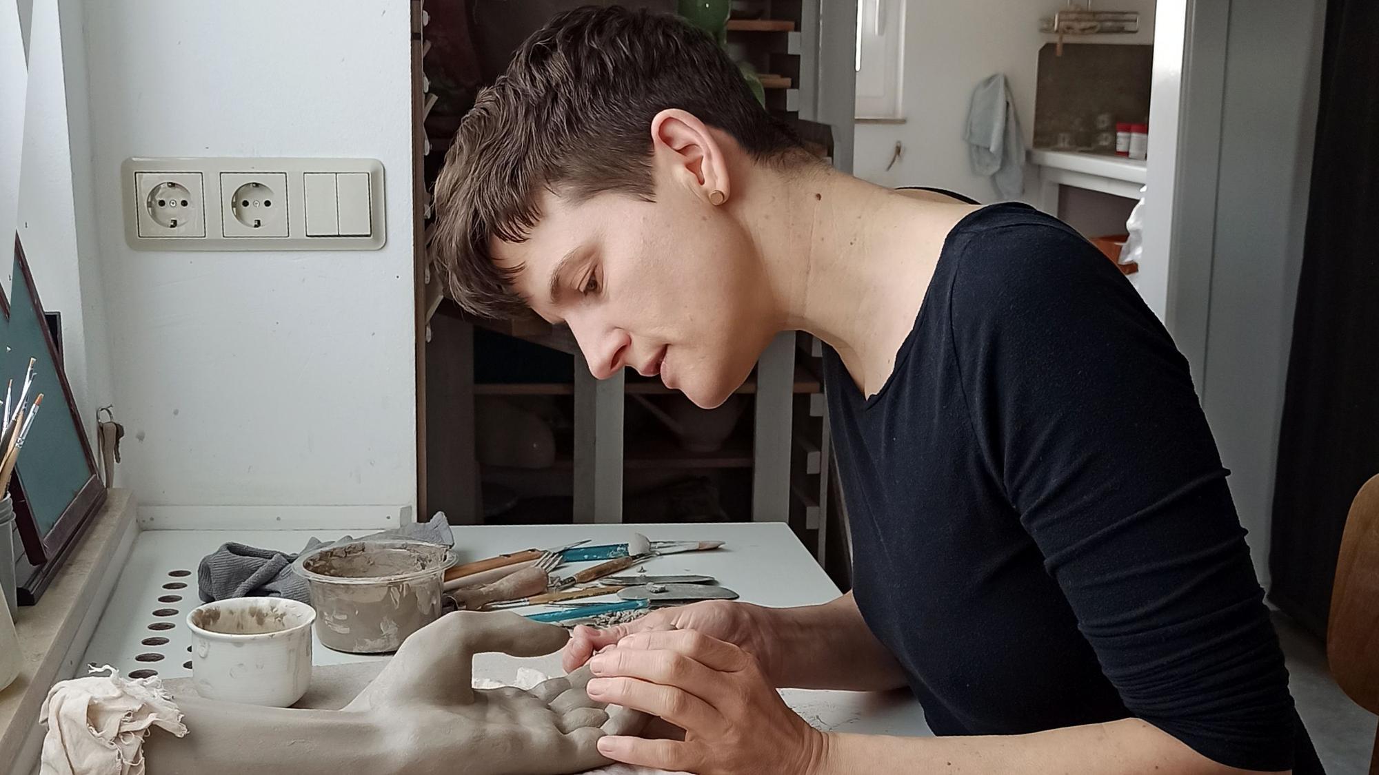 Künstlerin Isabell Kamp bei der Arbeit.