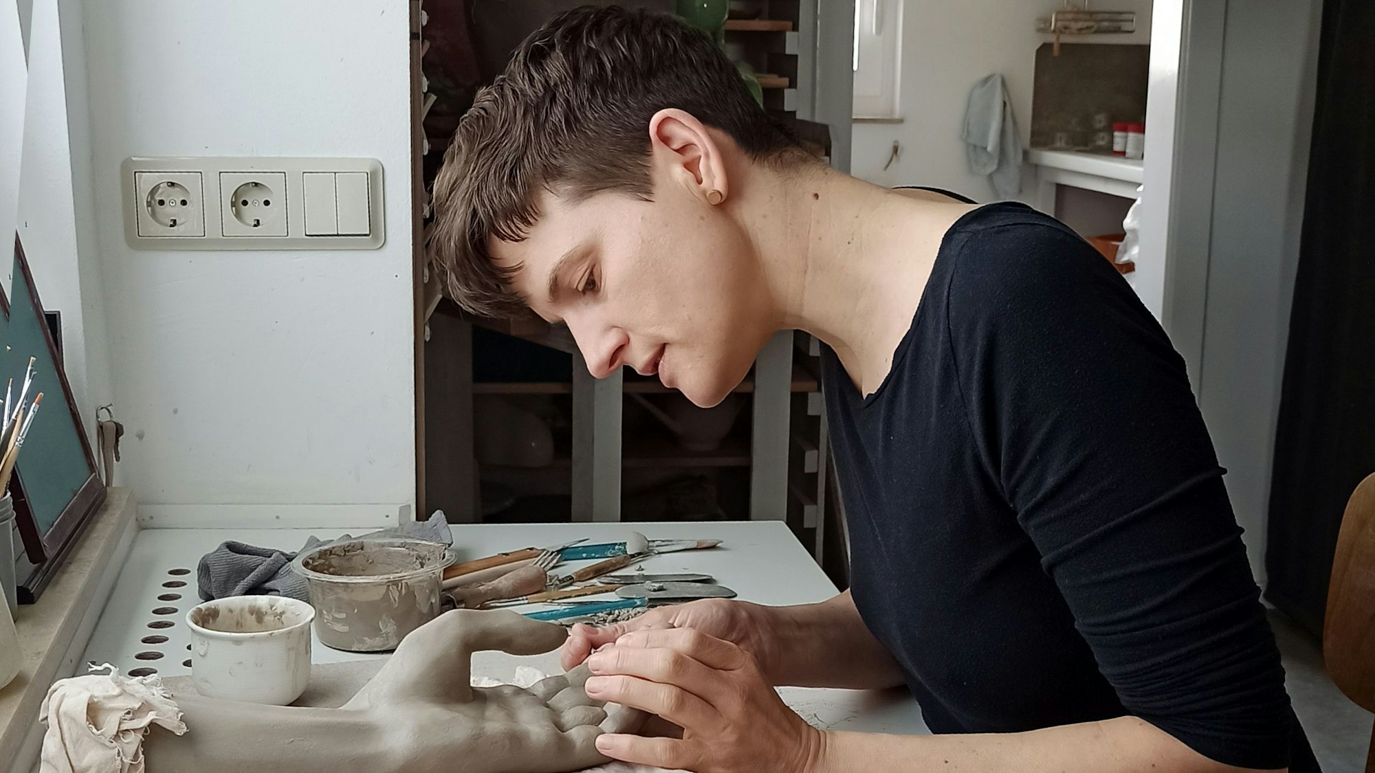 Künstlerin Isabell Kamp bei der Arbeit.