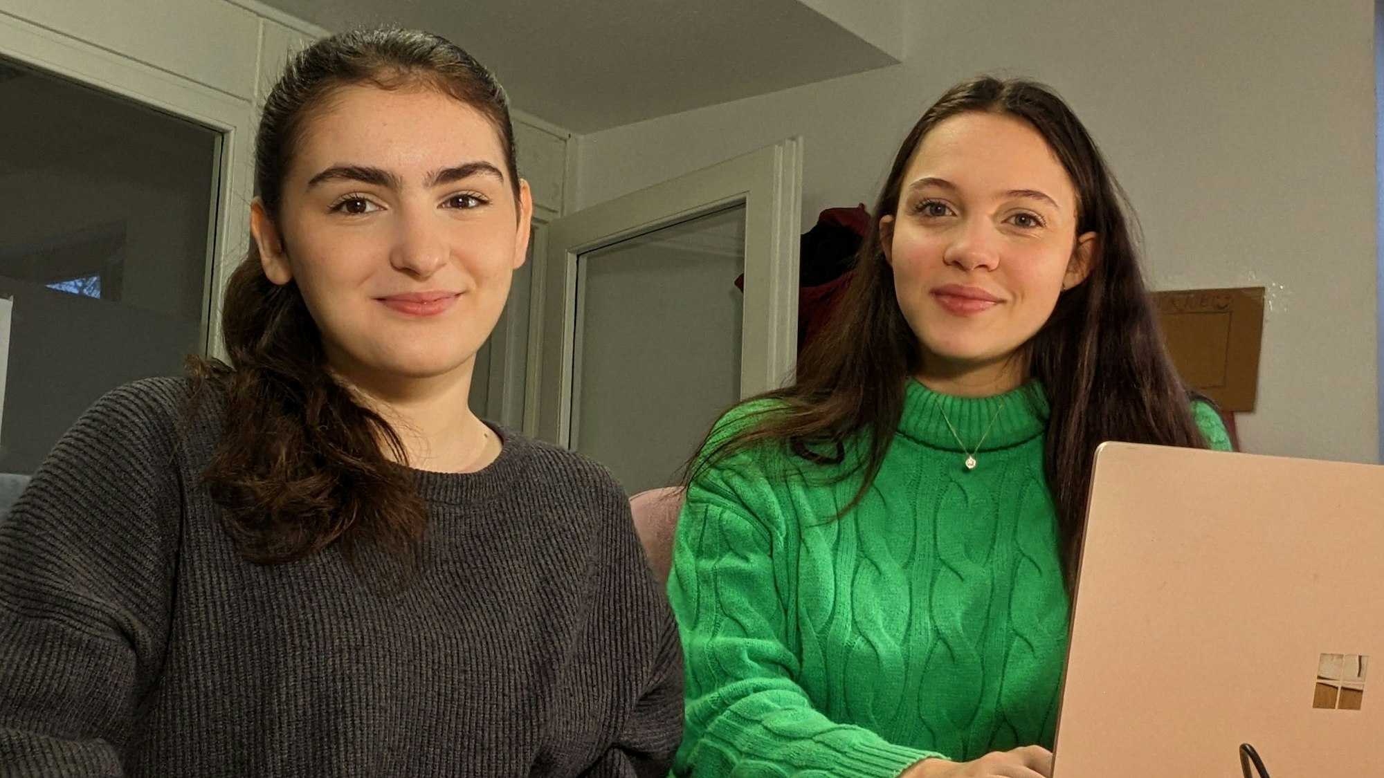 Es sind die beiden Gründerinnen zu sehen, die in die Kamera lächeln.