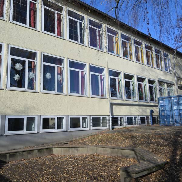 GGS Gronau maroder Schulhof Sanierungsbedarf.
Schüler Mila und Joshua zeigen die defekten Stellen auf dem Schulhof