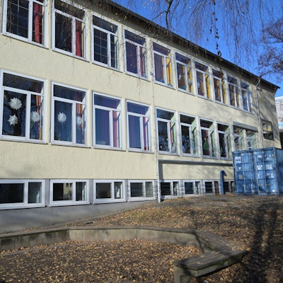 GGS Gronau maroder Schulhof Sanierungsbedarf.
Schüler Mila und Joshua zeigen die defekten Stellen auf dem Schulhof
