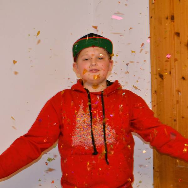 Noah Marnett wirft mit Konfetti.