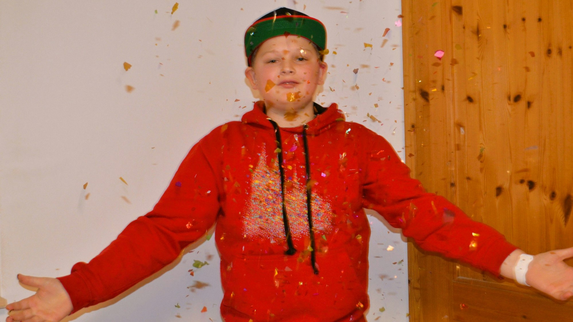 Noah Marnett wirft mit Konfetti.