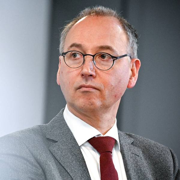 Werner Baumann, Vorstandsvorsitzender der Bayer AG, blickt bei einer Pressekonferenz in Wuppertal in die Runde.