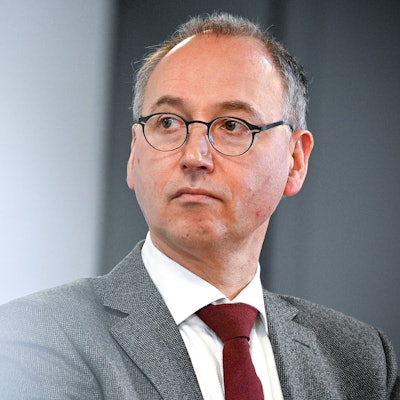 Werner Baumann, Vorstandsvorsitzender der Bayer AG, blickt bei einer Pressekonferenz in Wuppertal in die Runde.