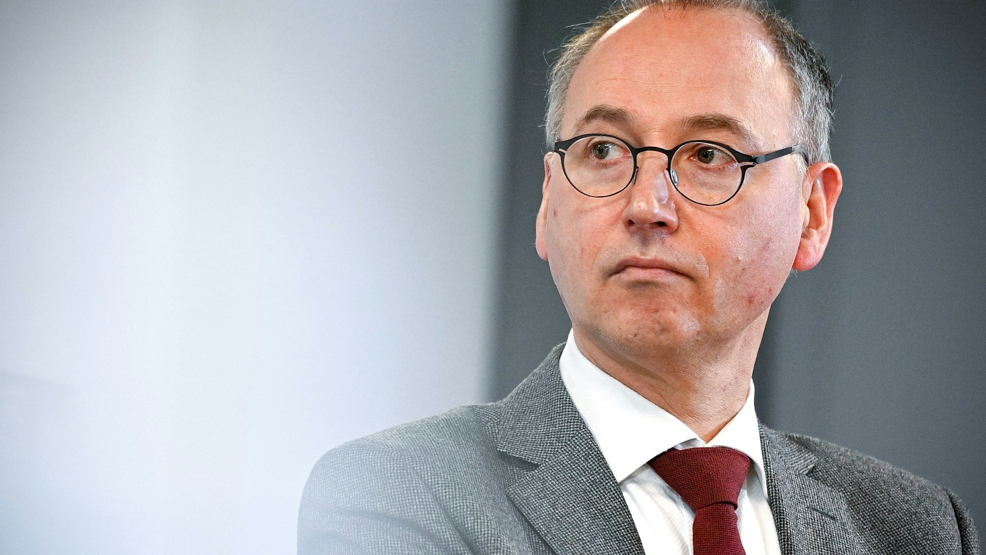 Werner Baumann, Vorstandsvorsitzender des deutschen Pharmaunternehmens Bayer AG, blickt bei einer Pressekonferenz in die Runde. (Archivbild)