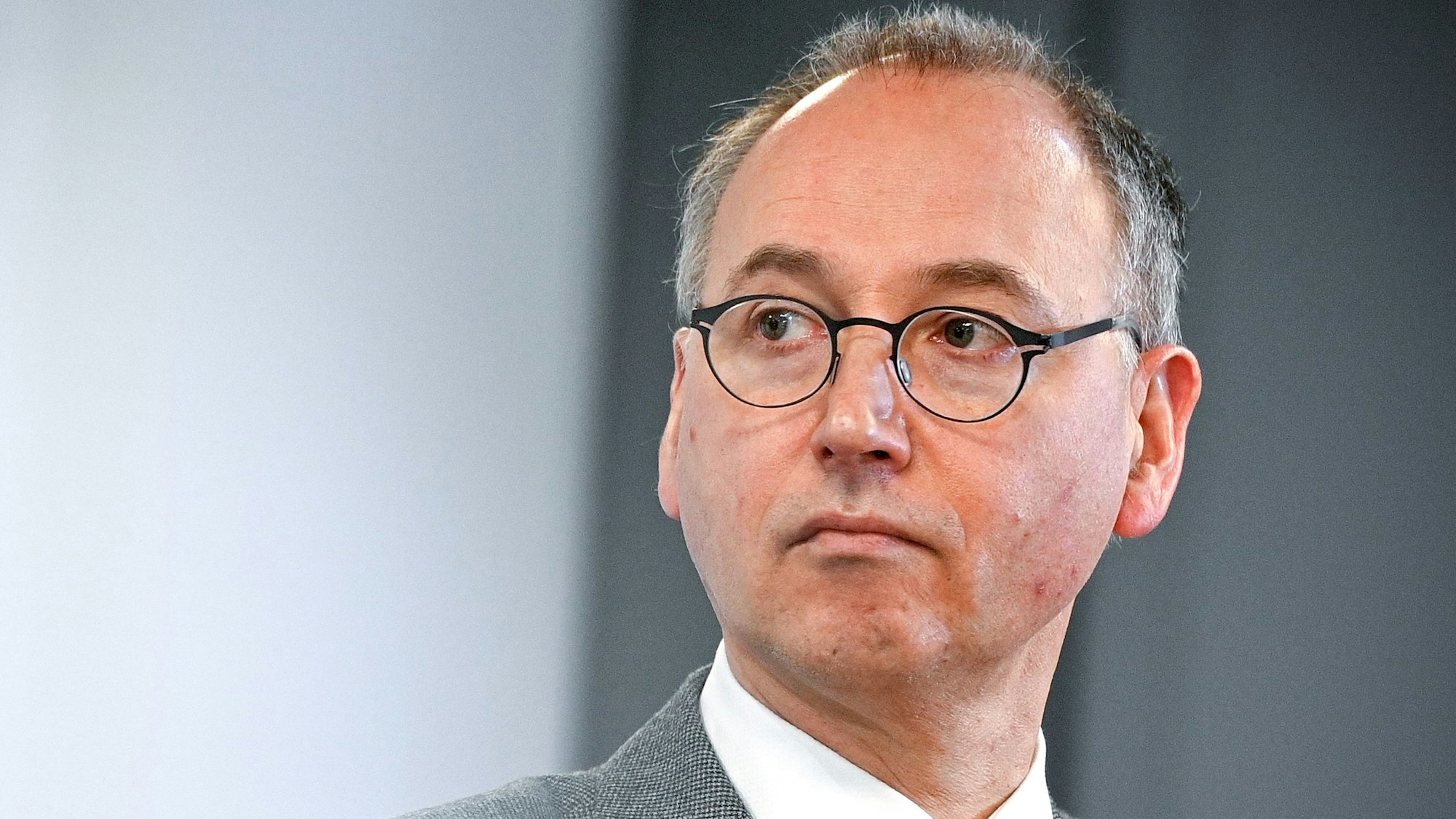 Werner Baumann, Vorstandsvorsitzender der Bayer AG, blickt bei einer Pressekonferenz in Wuppertal in die Runde.