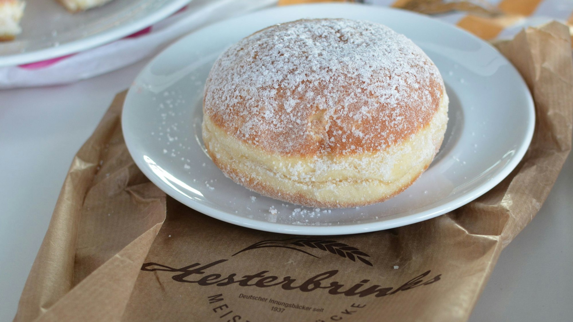 Ein Berliner liegt auf einem Teller.