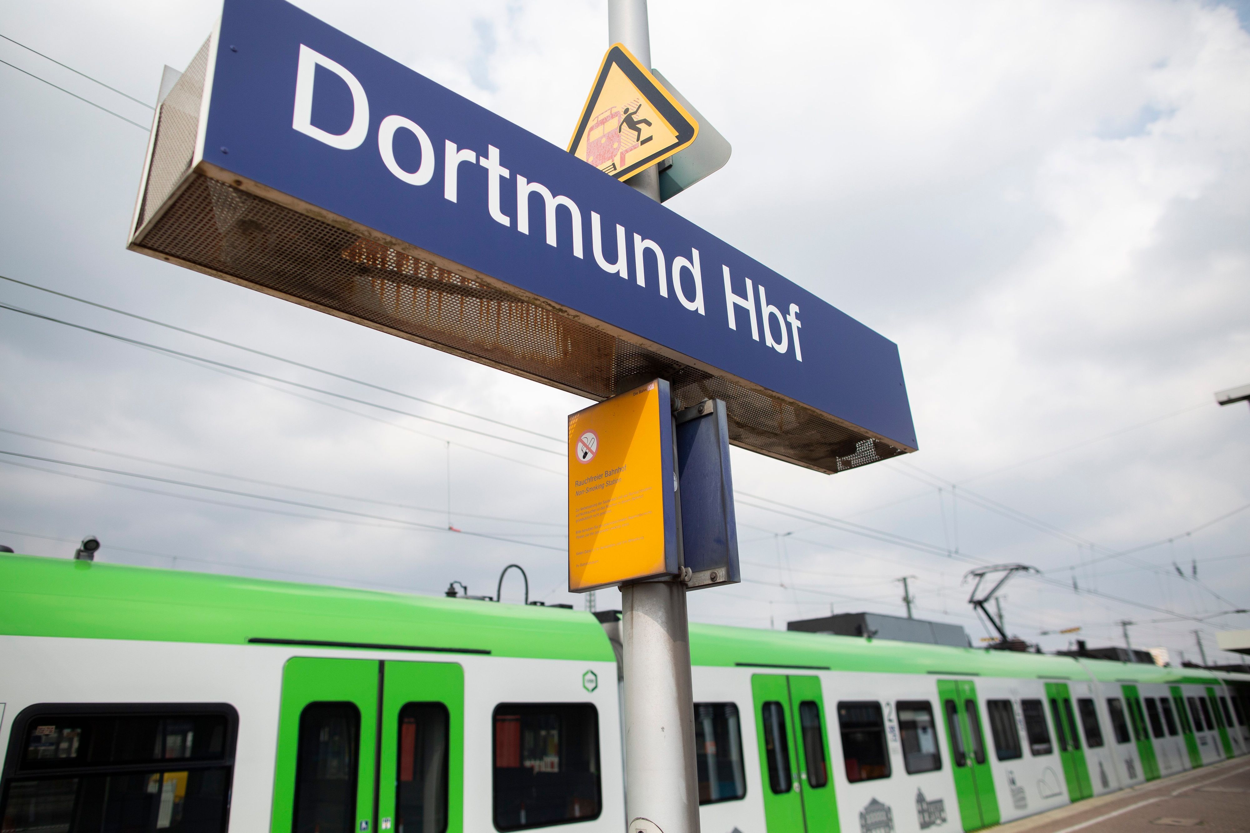 Ein Zug steht auf dem Gleis am Dortmunder Hauptbahnhof. (Symbolbild)