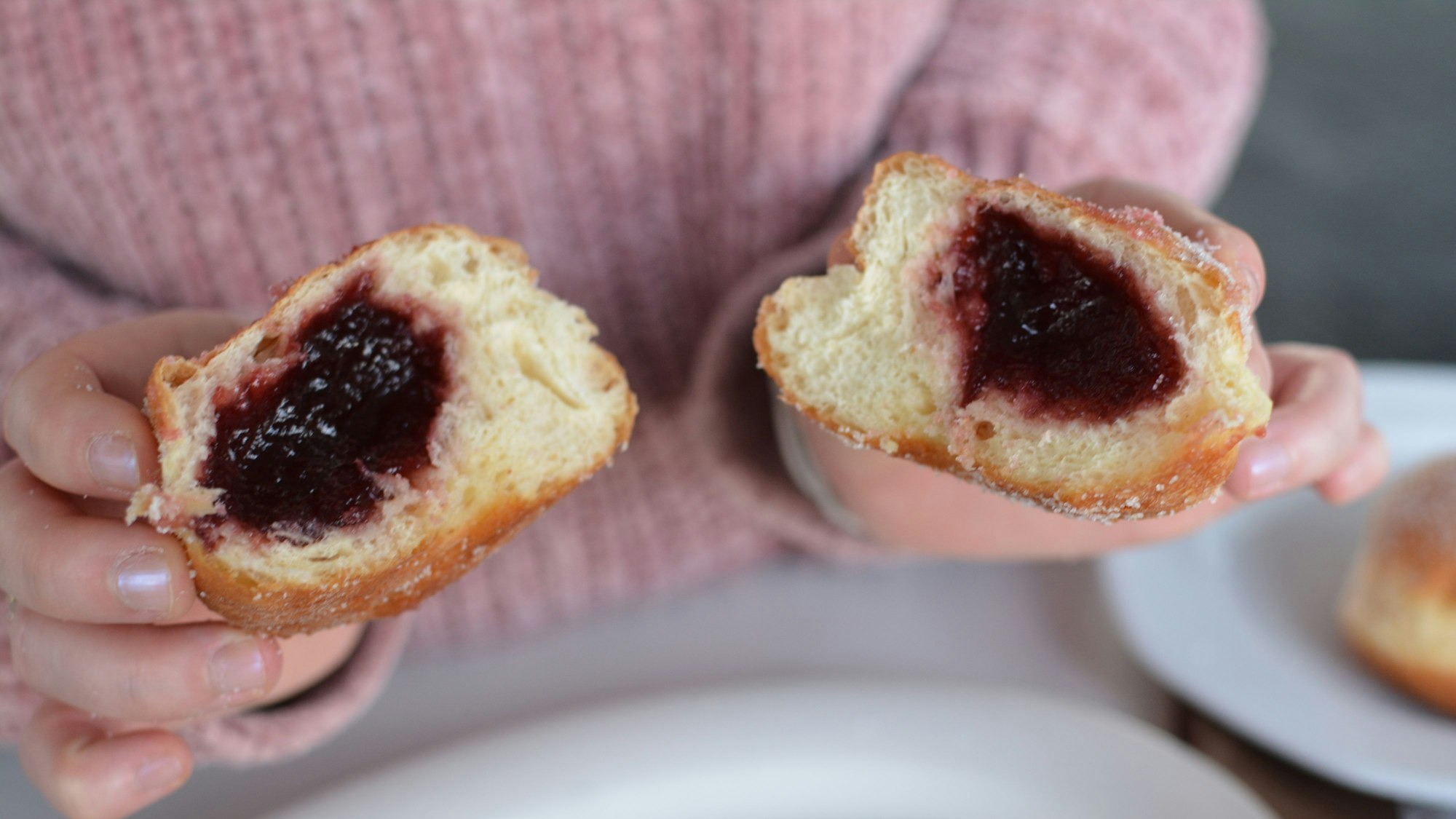 Ein Berliner mit viel Marmelade gefüllt.