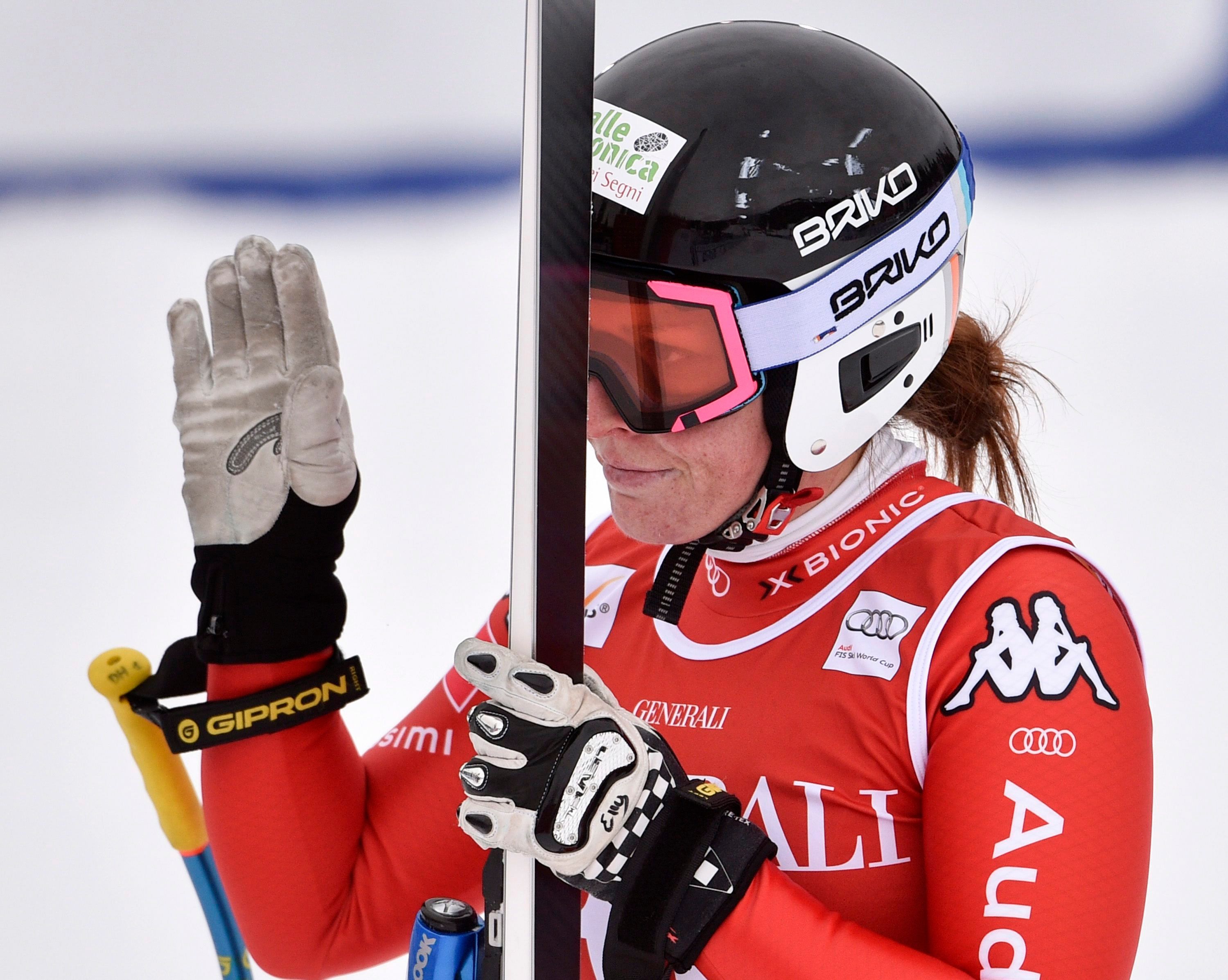 Elena Fanchini am 6. Dezember 2014 im Ziel der Weltcup-Abfahrt in Lake Louise/Kanada. (Archivbild)