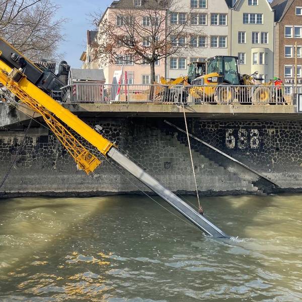 In Köln ist am Donnerstag ein Kran in den Rhein gekippt.