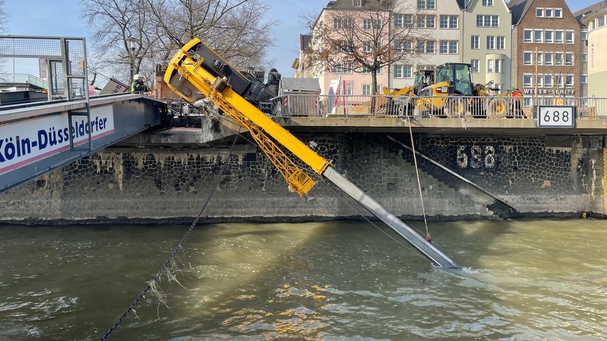 In Köln ist am Donnerstag ein Kran in den Rhein gekippt.