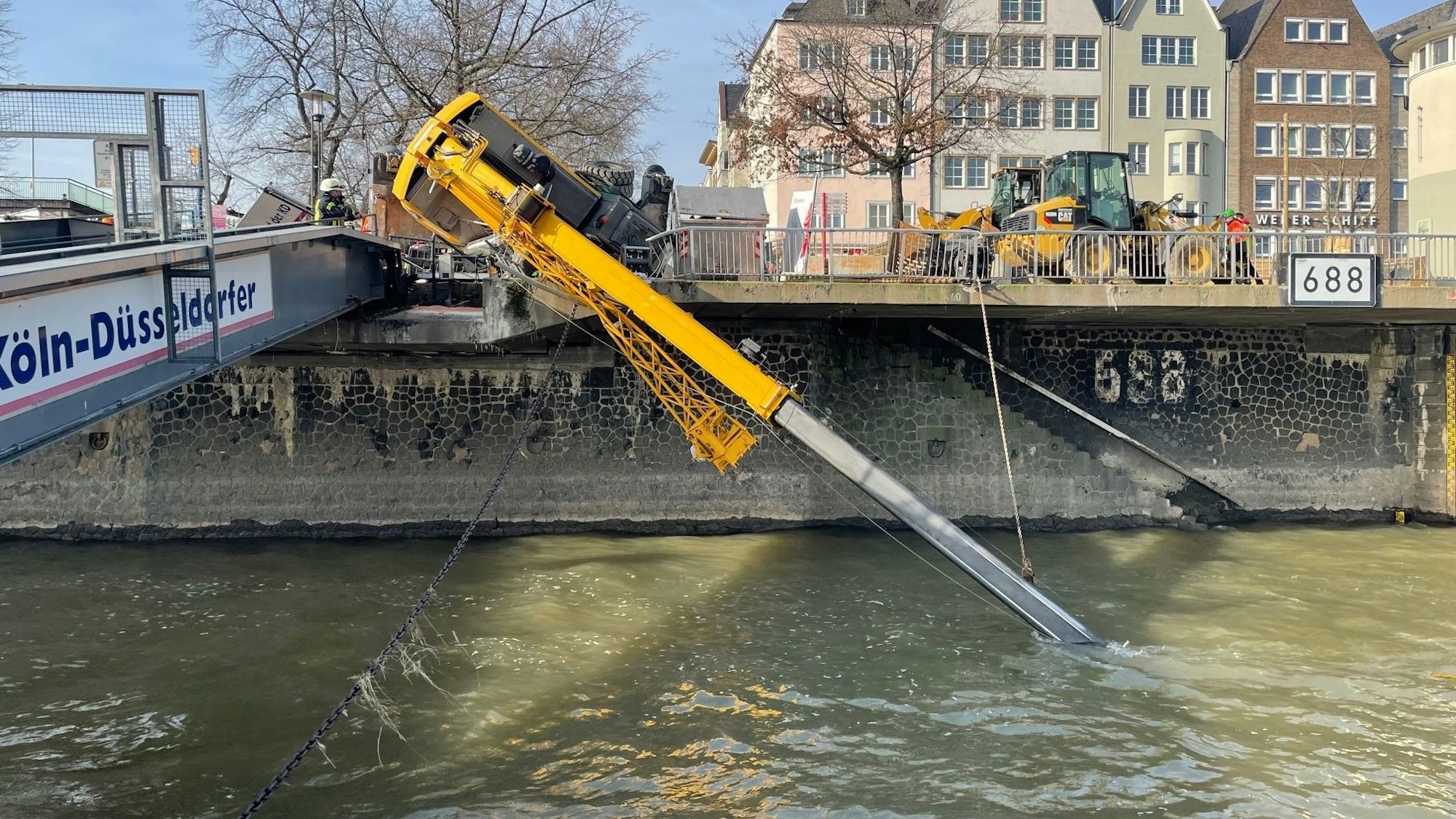 In Köln ist am Donnerstag ein Kran in den Rhein gekippt.
