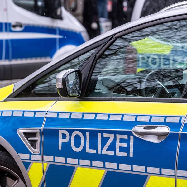 Zwei Fahrzeuge der Polizei
