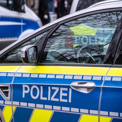 Zwei Fahrzeuge der Polizei