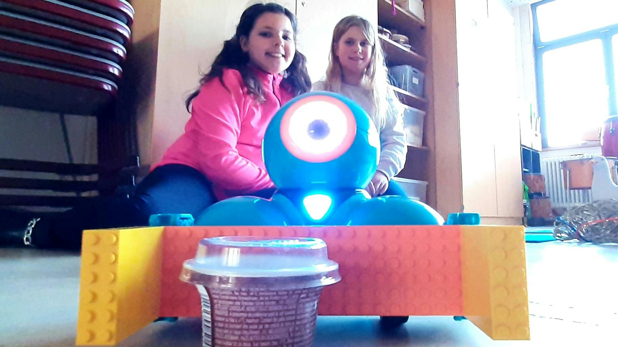 Sarah (l.) und Saphira von der KGS Möwenschule in Leverkusen mit ihrem Roboter.