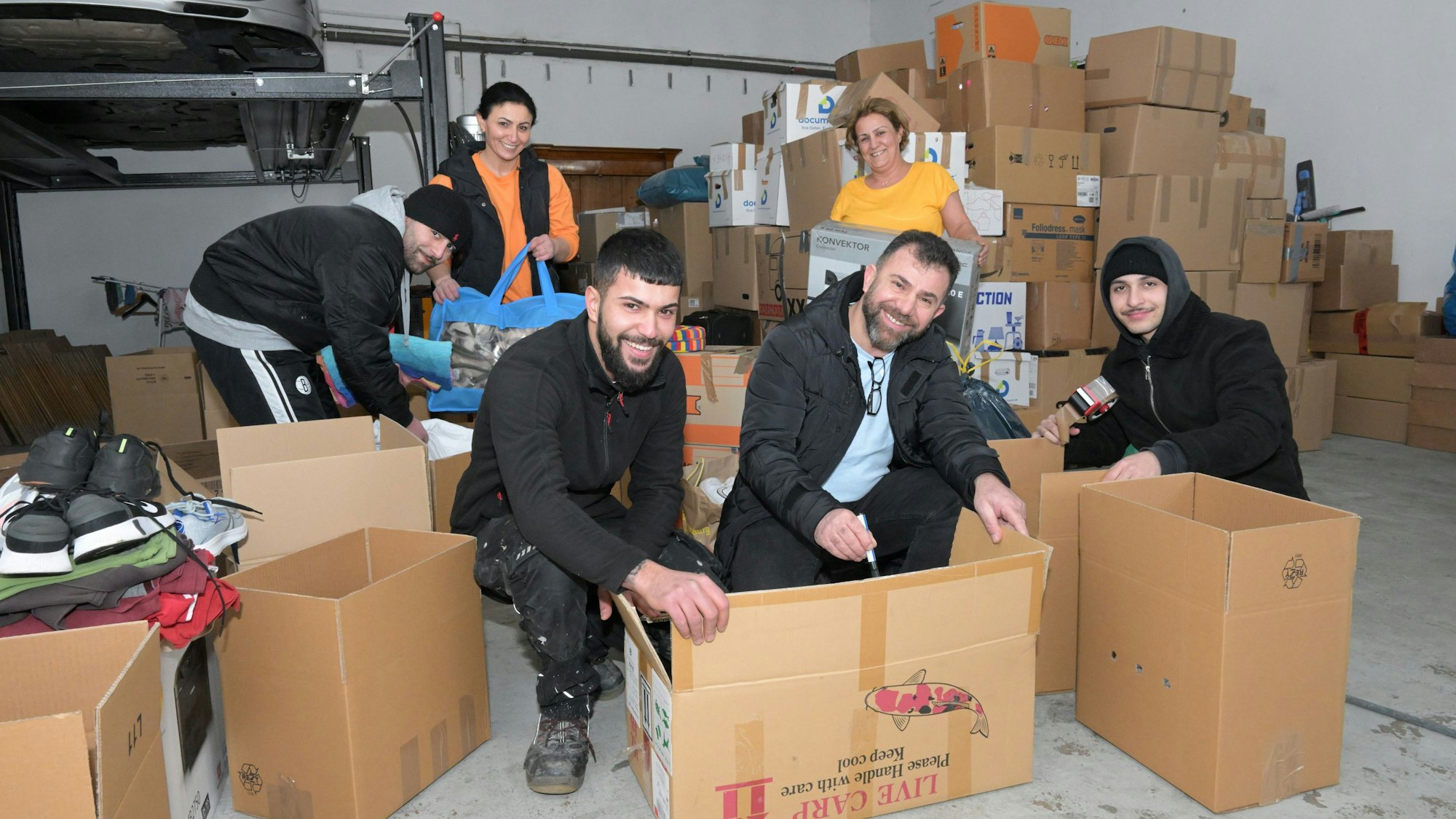 Spendensammlung-für die Erdbebenopfer in der Türkei Firma Ceramicglanz Erencan Karakus (vorne li.) und seine Helfer