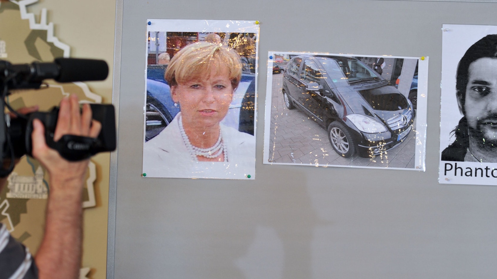 Ein Kameramann filmt bei einer Pressekonferenz in Heidenheim ein Porträt von Maria Bögerl sowie Bilder ihres Autos und eines unbekannten Zeugen.