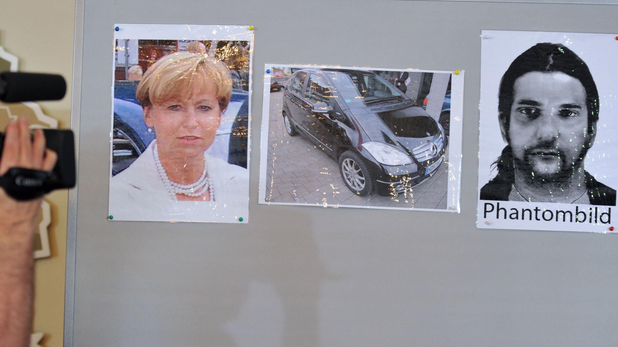 Ein Kameramann filmt am Freitag (04.06.2010) bei einer Pressekonferenz in Heidenheim ein Porträt von Maria Bögerl sowie Bilder ihres Autos und eines unbekannnten Zeugen.