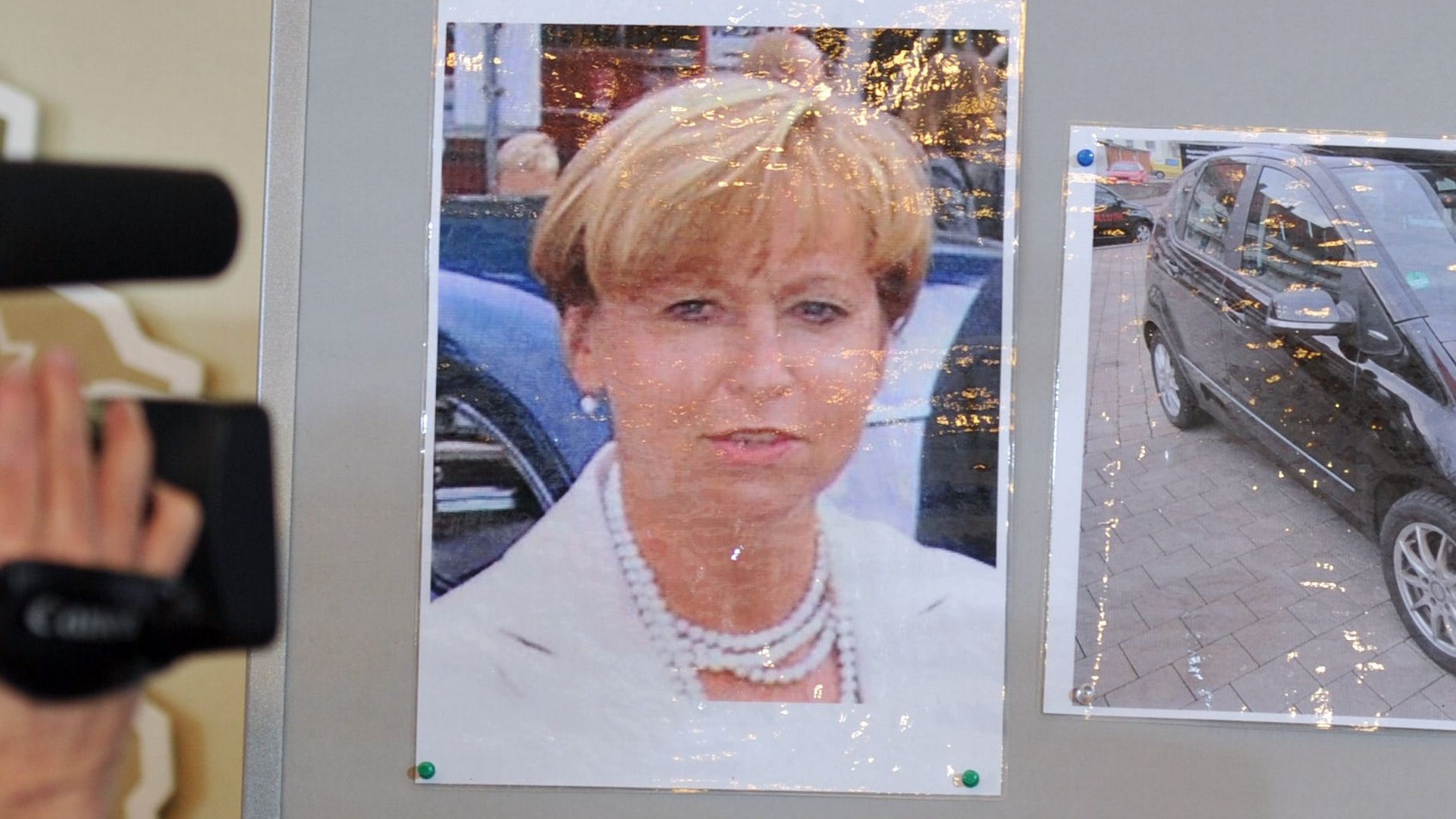 Ein Kameramann filmt bei einer Pressekonferenz in Heidenheim ein Porträt von Maria Bögerl sowie Bilder ihres Autos und eines unbekannnten Zeugen.
