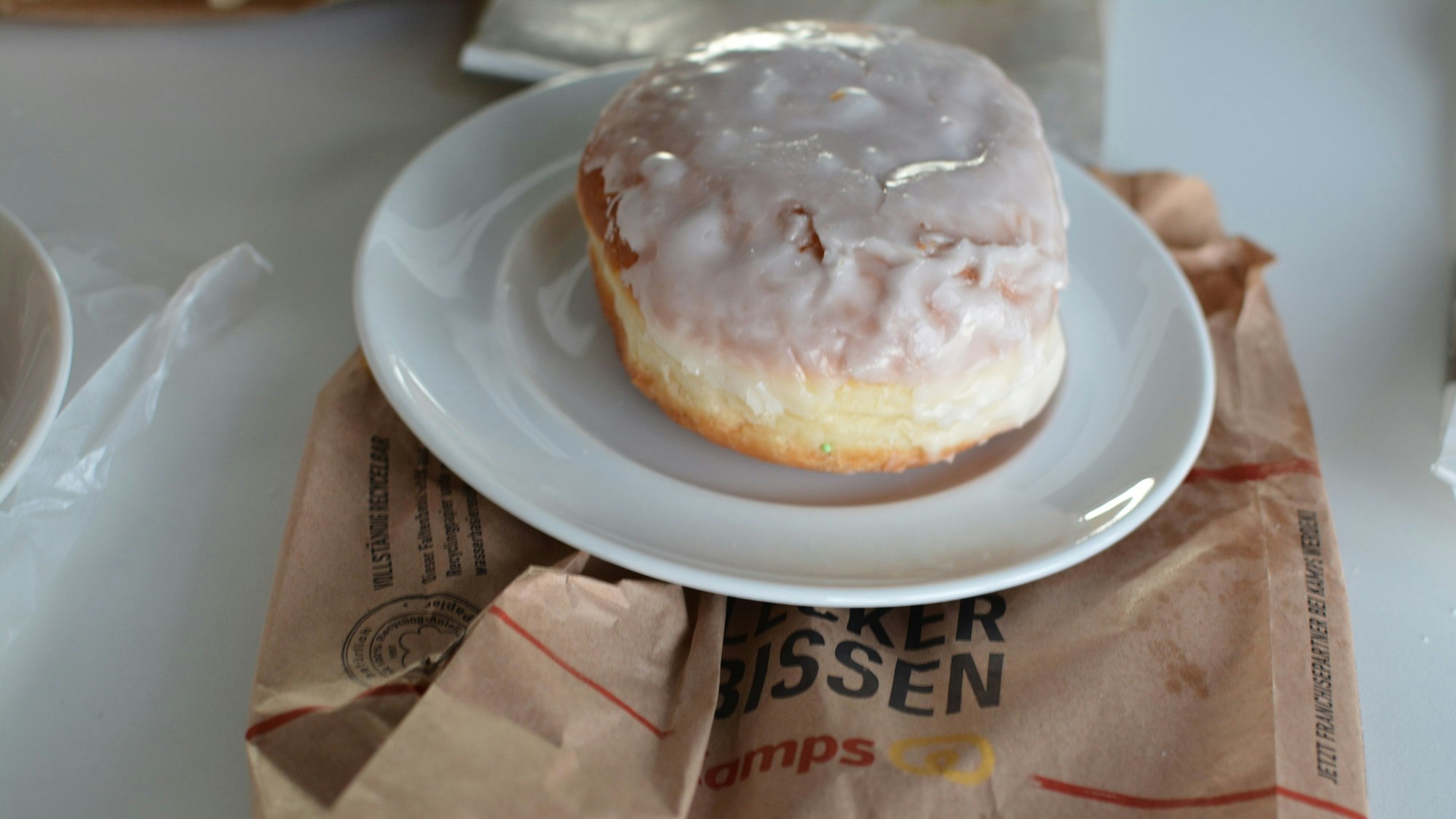 Ein Berliner mit Zuckerglasur.