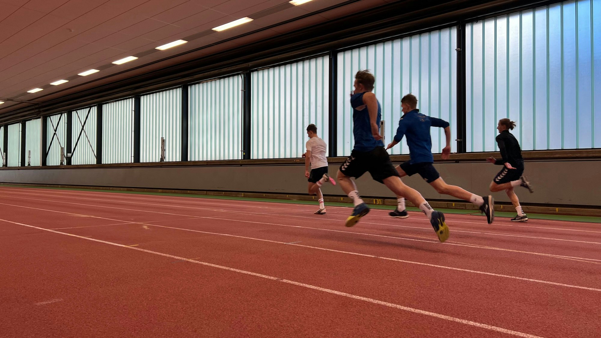 Die Bewerber laufen auf der Sprintstrecke Richtung Ziel.