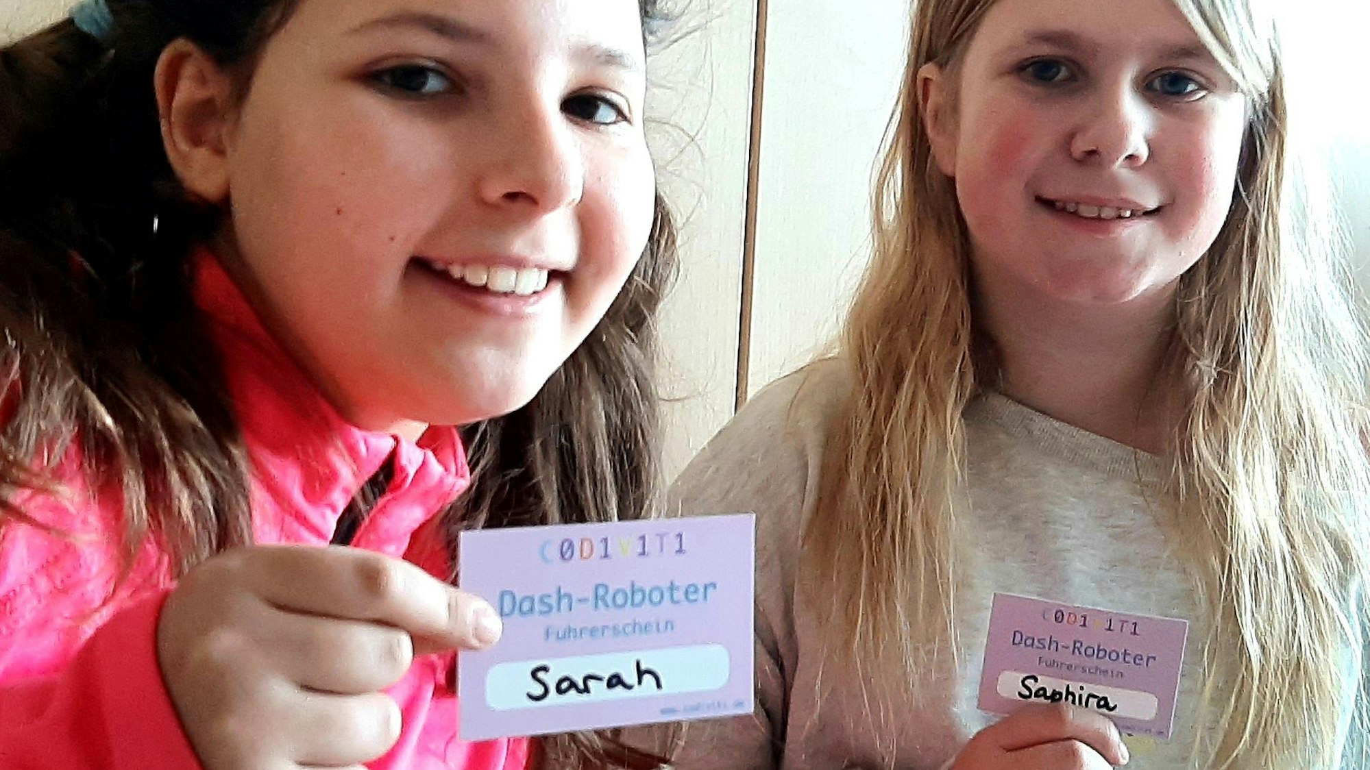 Die Schülerinnen Sarah (links) und Saphira (rechts) von der KGS Möwenschule in Leverkusen.