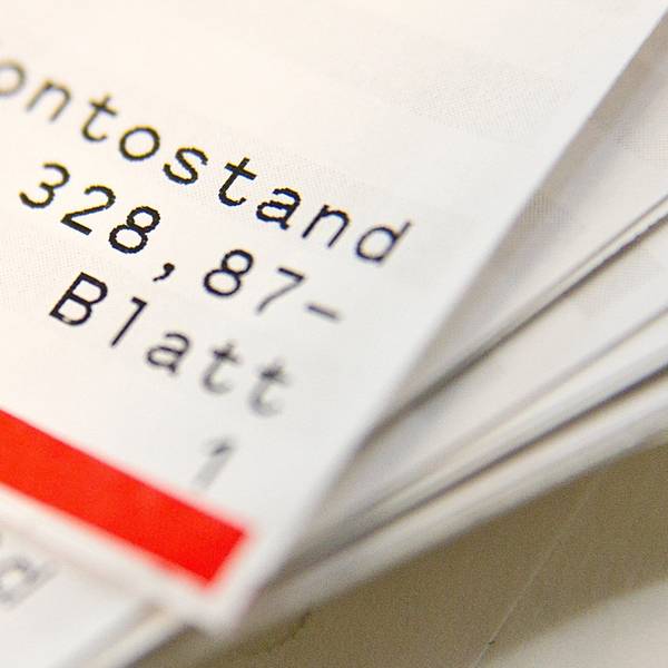 Nahaufnahme eines Kontoauszugs, der Kontostand zeigt ein hohes Minus.