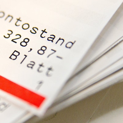 Nahaufnahme eines Kontoauszugs, der Kontostand zeigt ein hohes Minus.