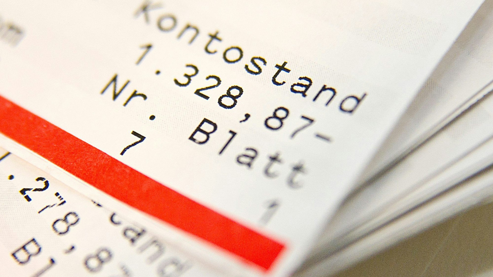 Nahaufnahme eines Kontoauszugs, der Kontostand zeigt ein hohes Minus.