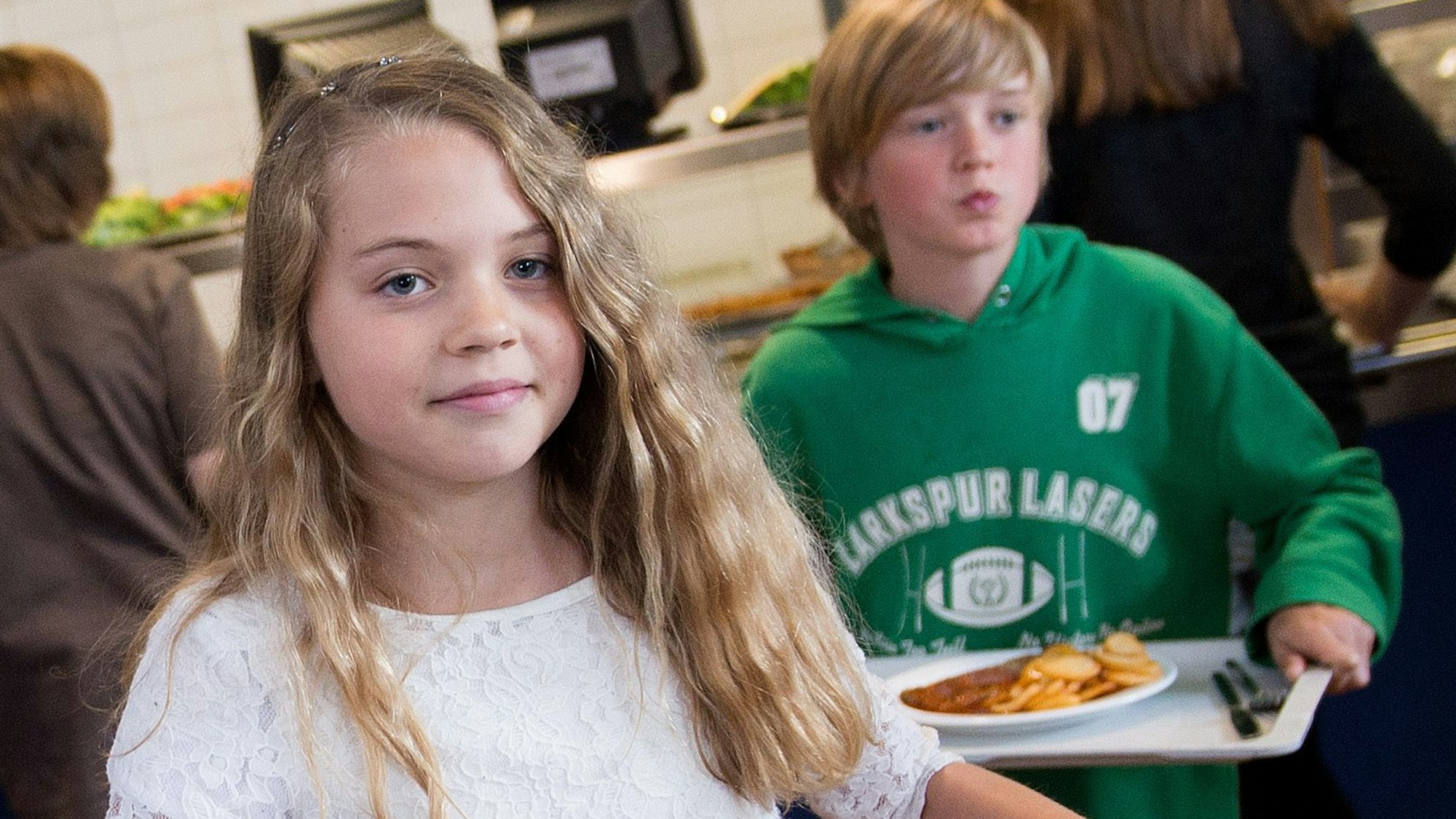 Das Bild zeigt Schüler in der Mensa der Gesamtschule Barmen in Wuppertal - ab 2026 soll es einen Rechtsanspruch auf einen Platz im Offenen Ganztag geben.