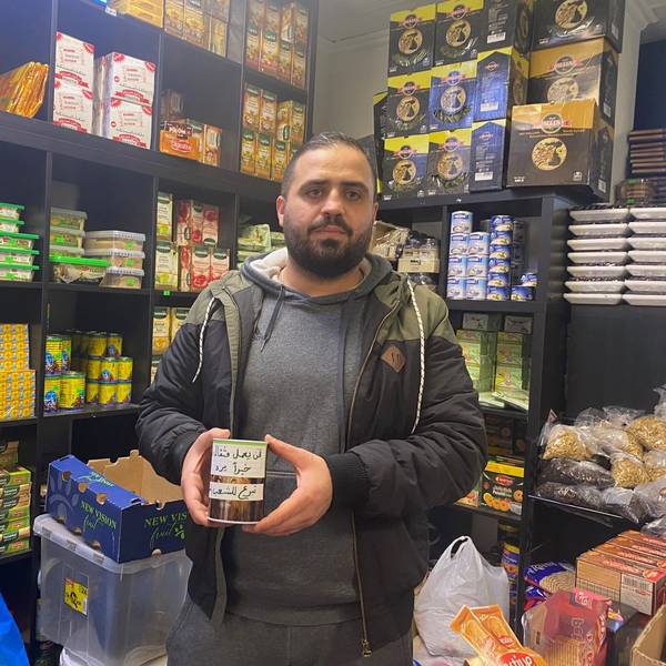 Das Foto zeigt Ammar Mdeek mit einer Spendendose. Der Syrer sammelt in seinem Lebensmittelgeschäft an der Brühler Uhlstraße Spenden für die Erdbeben-Opfer in seiner Heimat.