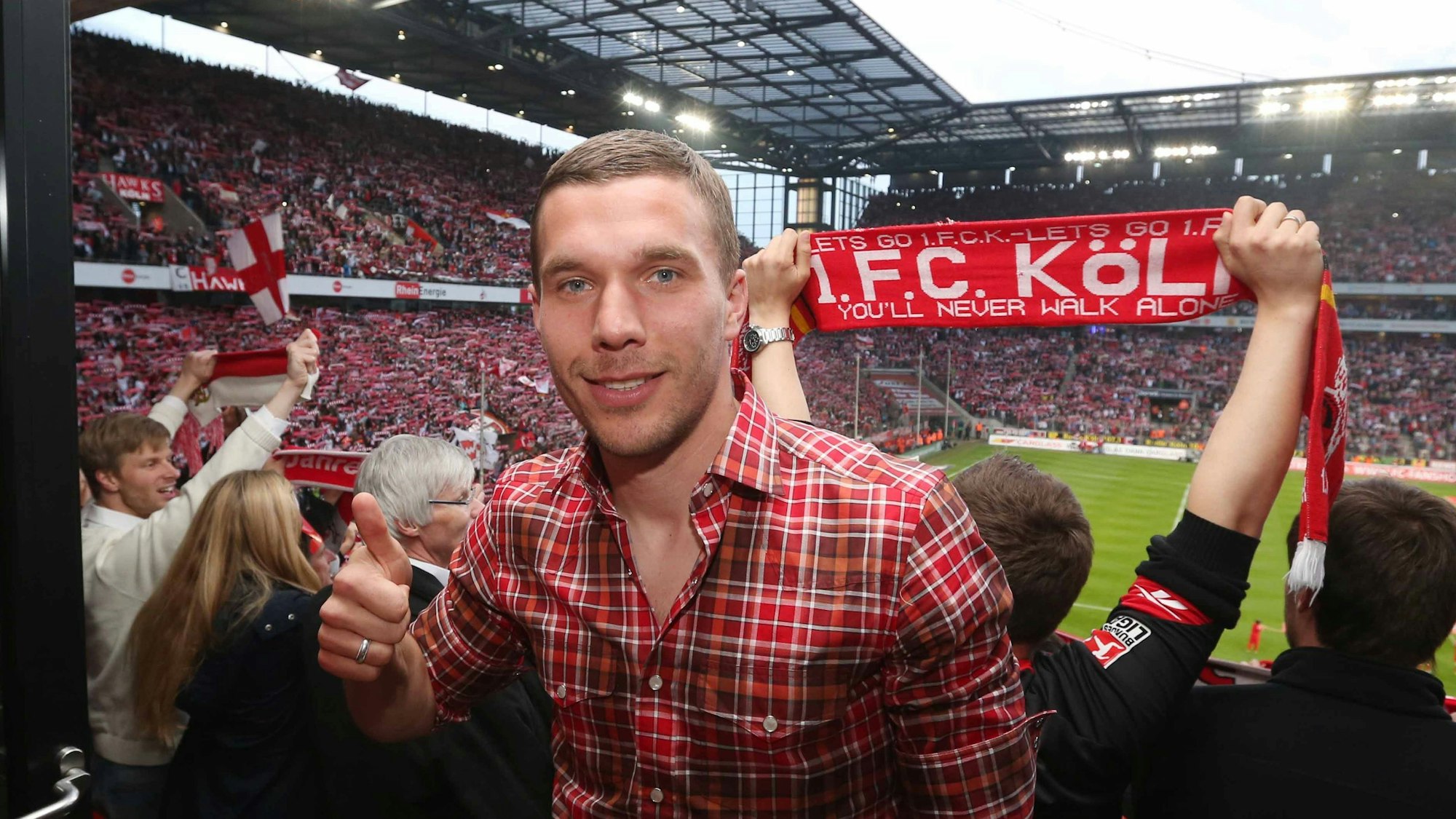 Lukas Podolski zu Besuch in seiner eigenen Loge im Rhein-Energie-Stadion bei einem Heimspiel des 1. FC Köln