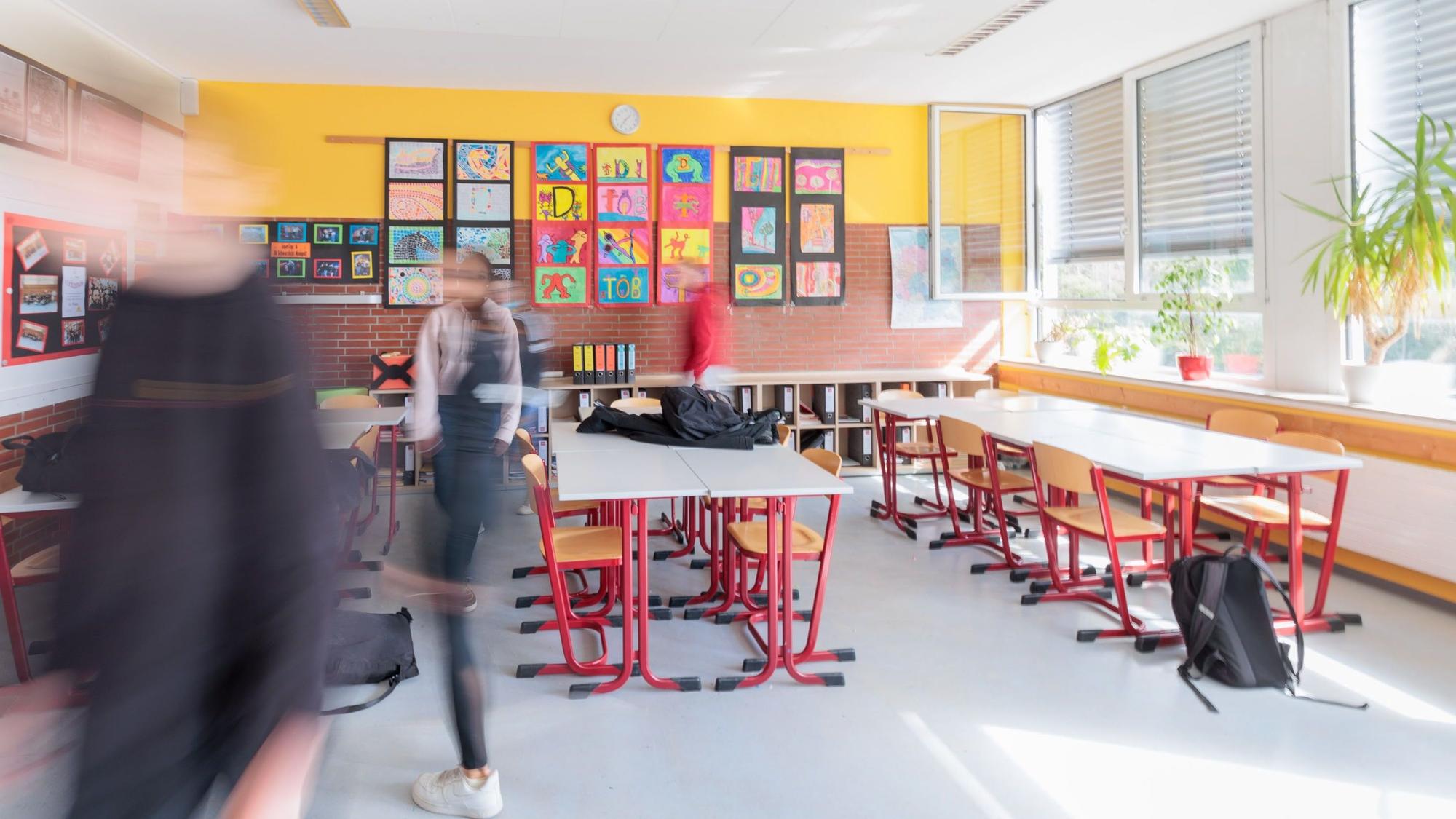 Schüler bewegen sich im Klassenraum.